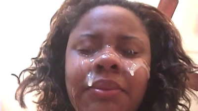 Menina brasileira negra recebe um esperma na cara após sexo anal com uma grande pila