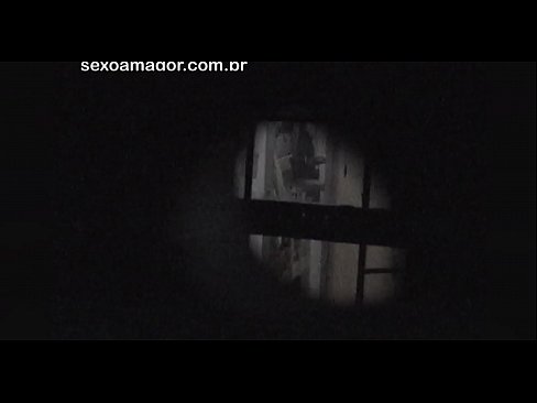 ❤️ Lourinho é filmado secretamente por um voyeur de bairro escondido atrás de tijolos ocos Porno russo em nós ️❤