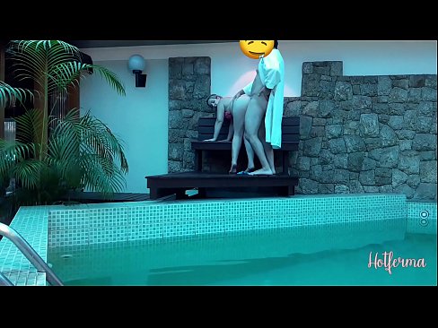 ❤️ Chefe convida criada para a piscina, mas não conseguiu resistir a um Porno russo em nós ️❤